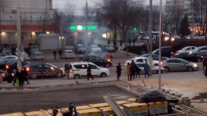 Haos în centrul Capitalei. Un taxi arde pe bulevardul Ştefan cel Mare (FOTO)