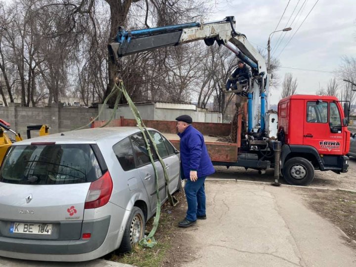 A început lupta cu maşinile abandonate. Sectorul în care au fost evacuate două vehicule (FOTO)