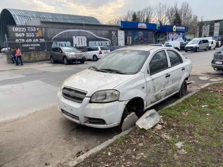 A început lupta cu maşinile abandonate. Sectorul în care au fost evacuate două vehicule (FOTO)