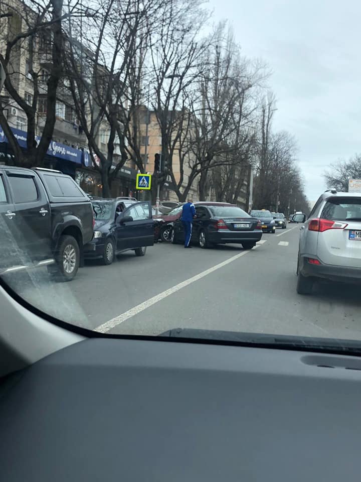 Accident pe strada Trandafirilor din Capitală. Două automobile s-au ciocnit violent (FOTO/VIDEO)