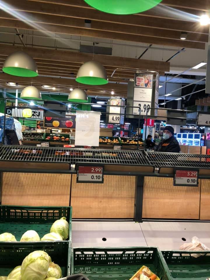 ISTERIE ÎN ROMÂNIA: Rafturile din magazine, golite de teama coronavirusului (FOTO)