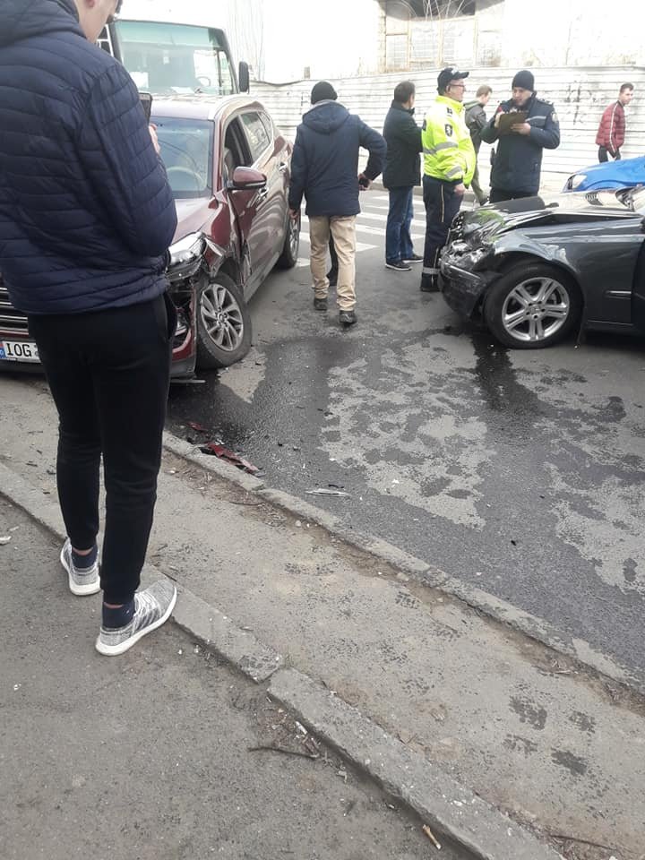 Accident pe strada Trandafirilor din Capitală. Două automobile s-au ciocnit violent (FOTO/VIDEO)