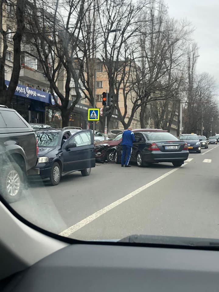 Accident pe strada Trandafirilor din Capitală. Două automobile s-au ciocnit violent (FOTO/VIDEO)