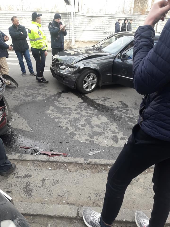 Accident pe strada Trandafirilor din Capitală. Două automobile s-au ciocnit violent (FOTO/VIDEO)