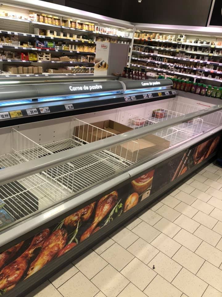 ISTERIE ÎN ROMÂNIA: Rafturile din magazine, golite de teama coronavirusului (FOTO)