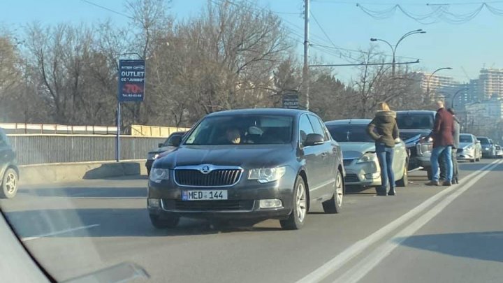Accident în lanţ pe bulevardul Grigore Vieru din Capitală. Trei maşini au fost avariate (FOTO)