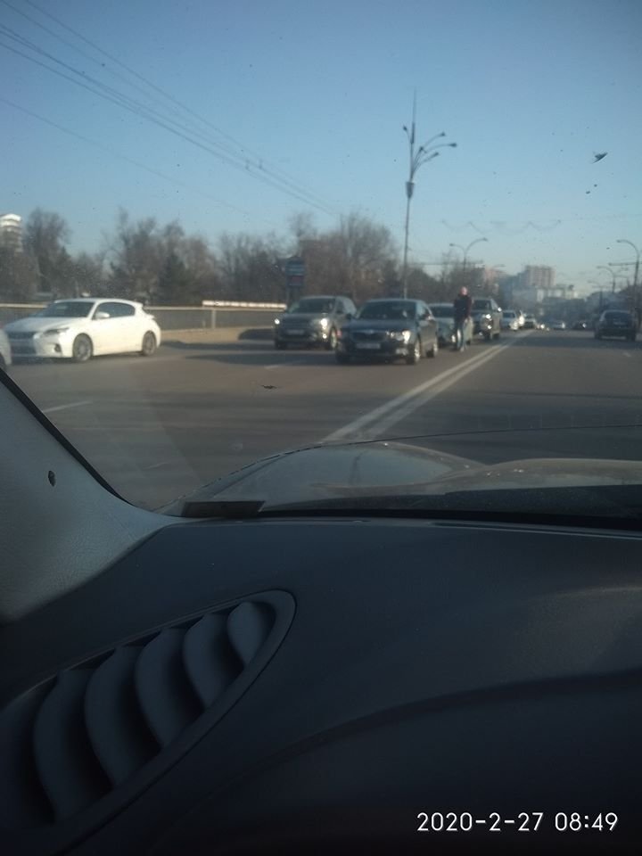 Accident în lanţ pe bulevardul Grigore Vieru din Capitală. Trei maşini au fost avariate (FOTO)