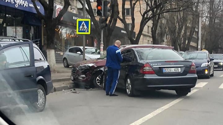 Accident pe strada Trandafirilor din Capitală. Două automobile s-au ciocnit violent (FOTO/VIDEO)