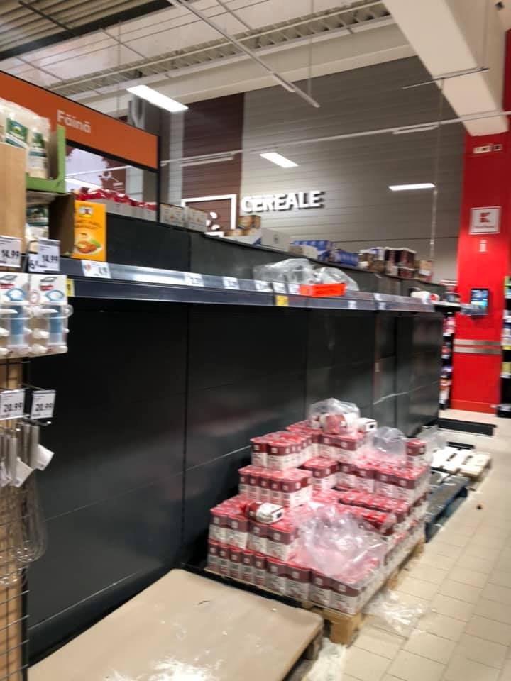 ISTERIE ÎN ROMÂNIA: Rafturile din magazine, golite de teama coronavirusului (FOTO)
