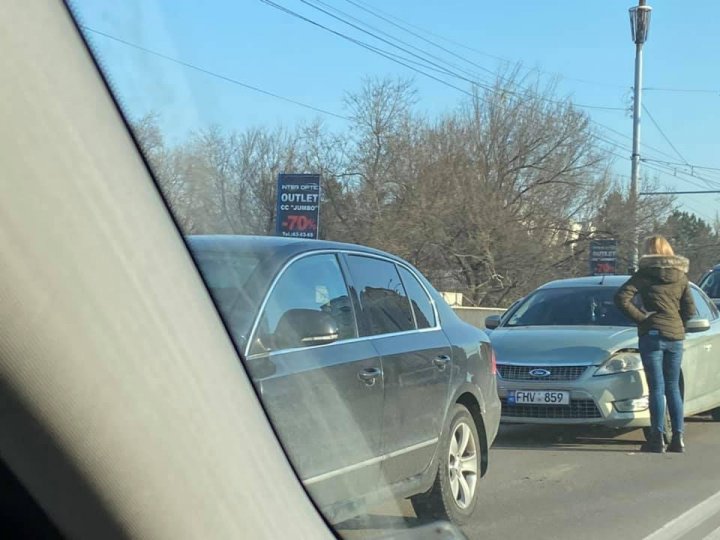 Accident în lanţ pe bulevardul Grigore Vieru din Capitală. Trei maşini au fost avariate (FOTO)