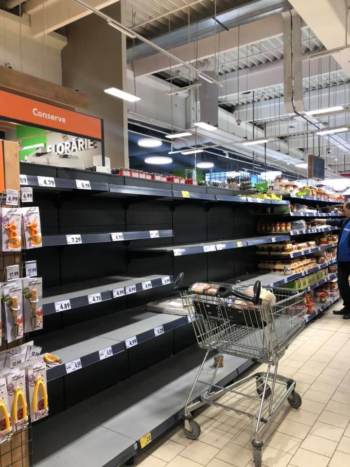ISTERIE ÎN ROMÂNIA: Rafturile din magazine, golite de teama coronavirusului (FOTO)