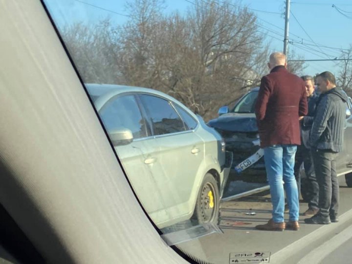 Accident în lanţ pe bulevardul Grigore Vieru din Capitală. Trei maşini au fost avariate (FOTO)