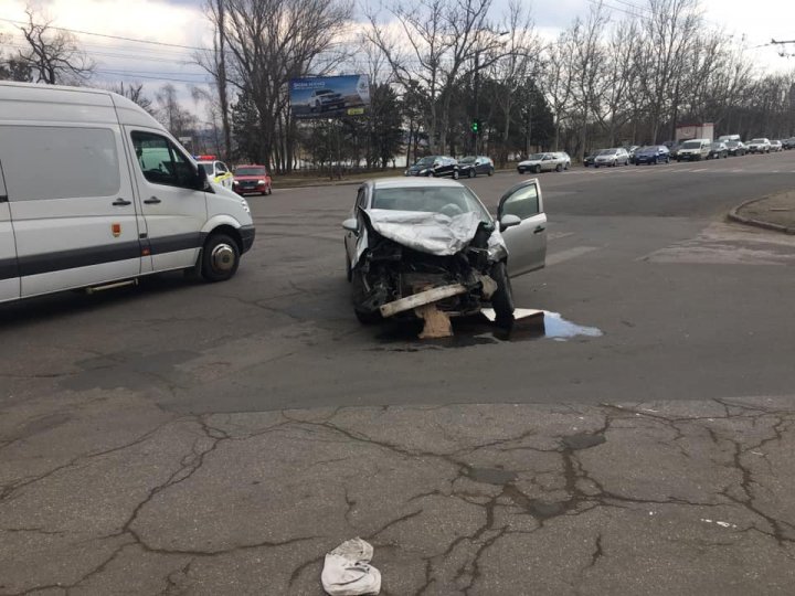 Grav accident în Capitală. O ambulanţă s-a izbit frontal cu o mașină. Sunt victime (FOTO)