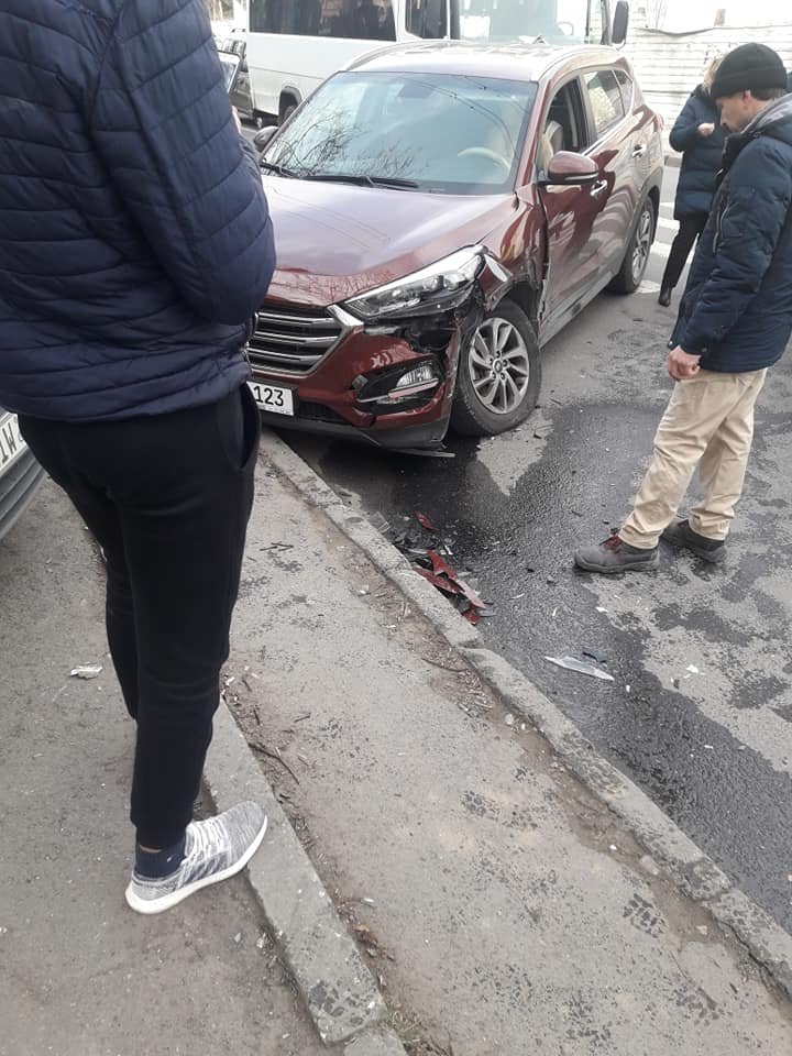 Accident pe strada Trandafirilor din Capitală. Două automobile s-au ciocnit violent (FOTO/VIDEO)