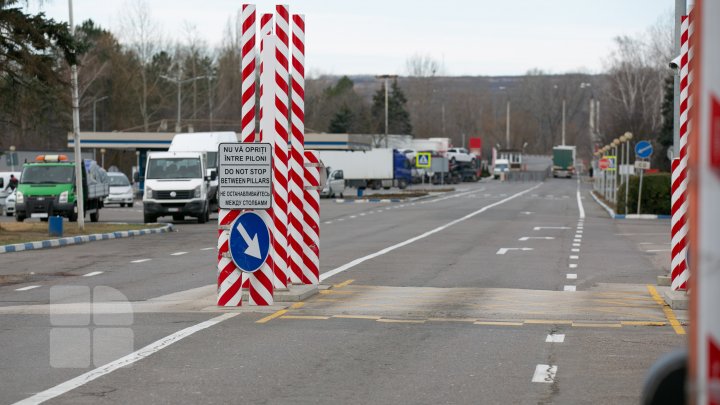 Verificări de ochii presei la Vama Leuşeni. Cum sunt verificaţi călătorii (FOTOREPORT)