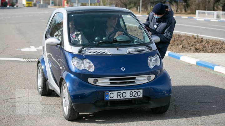 Verificări de ochii presei la Vama Leuşeni. Cum sunt verificaţi călătorii (FOTOREPORT)