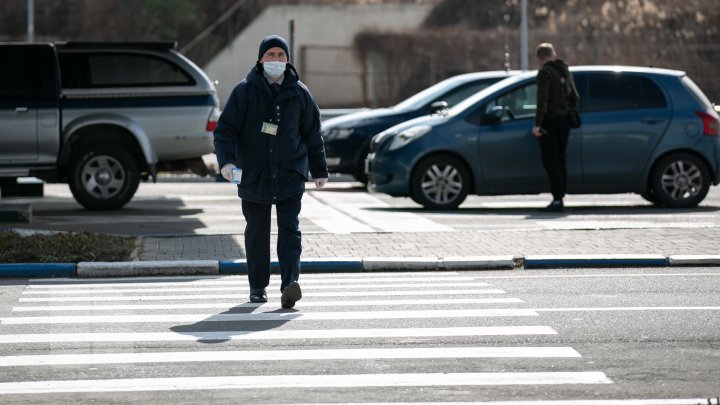 Verificări de ochii presei la Vama Leuşeni. Cum sunt verificaţi călătorii (FOTOREPORT)