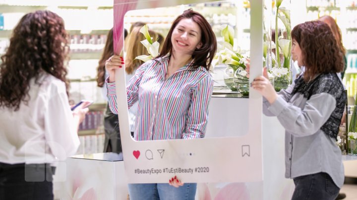 Fii luminos, fii diferit, fii frumos, fii TU! Sloganul unei expoziţii de frumuseţe, deschisă în Capitală (FOTOREPORT)