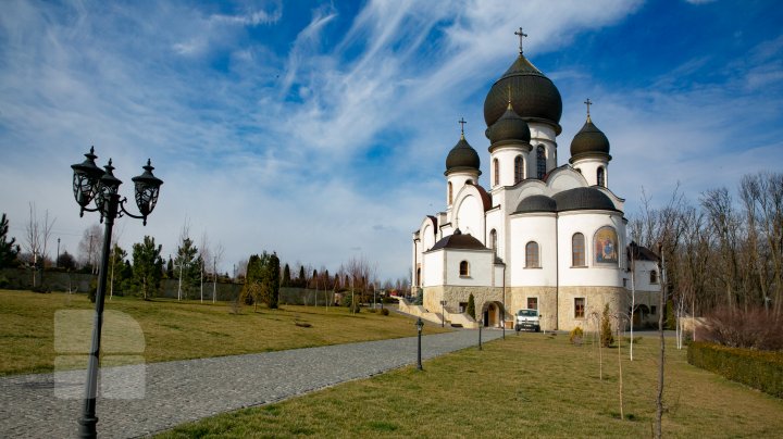 Rugăciune şi ore de canto. Mai multe tinere învaţă de la măicuţe şi au liceului pe teritoriul unei mănăstiri (FOTOREPORT)