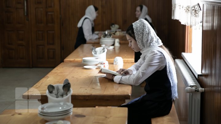 Rugăciune şi ore de canto. Mai multe tinere învaţă de la măicuţe şi au liceului pe teritoriul unei mănăstiri (FOTOREPORT)