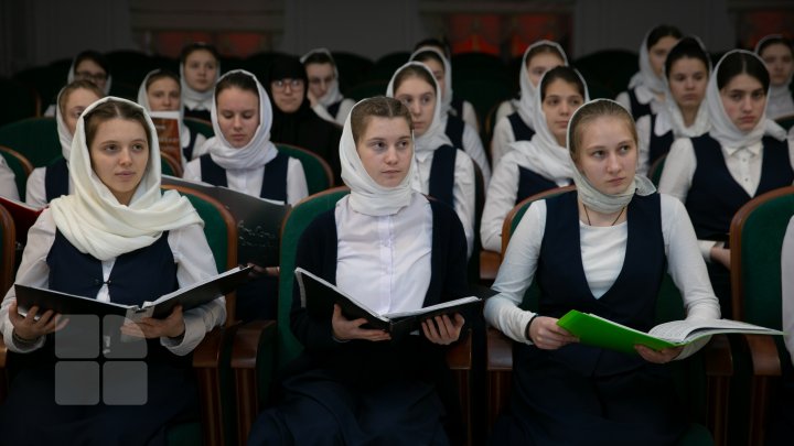 Rugăciune şi ore de canto. Mai multe tinere învaţă de la măicuţe şi au liceului pe teritoriul unei mănăstiri (FOTOREPORT)