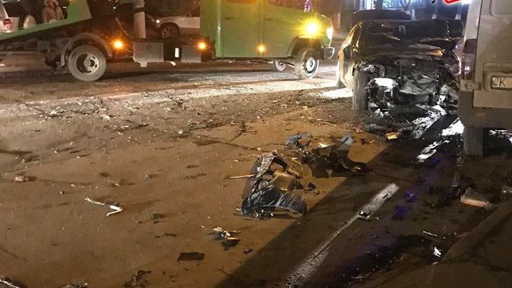 ACCIDENT DE GROAZĂ în Capitală, cu implicarea a trei maşini şi a unui microbuz (FOTO) 