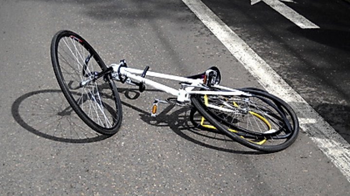 Un biciclist a murit după ce a fost spulberat de un automobil, la Teleneşti 