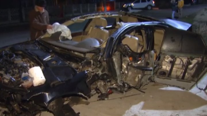 ACCIDENT CUMPLIT: Un şofer teribilist, la un pas să-i bage în mormânt pe patru tineri. Maşina, făcută praf