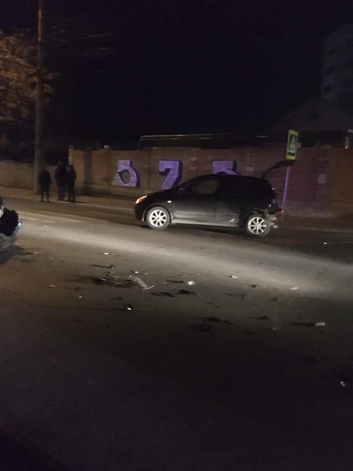 ACCIDENT pe strada Grenoble din Capitală. O maşină, făcută praf, după ce s-a lovit violent cu un alt automobil (FOTO)