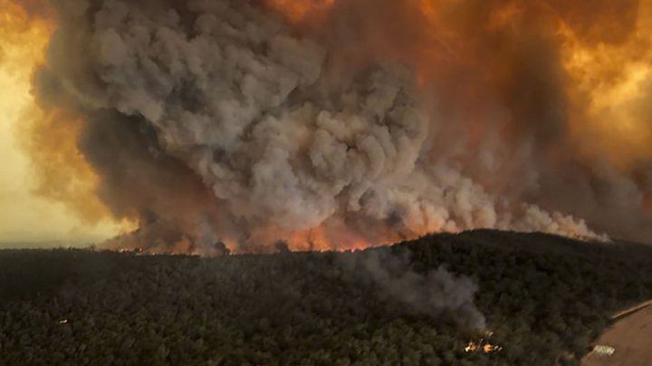 Îngrijorător! Fumul degajat de incendiile de vegetaţie din Australia îşi continuă deplasarea în jurul Pământului