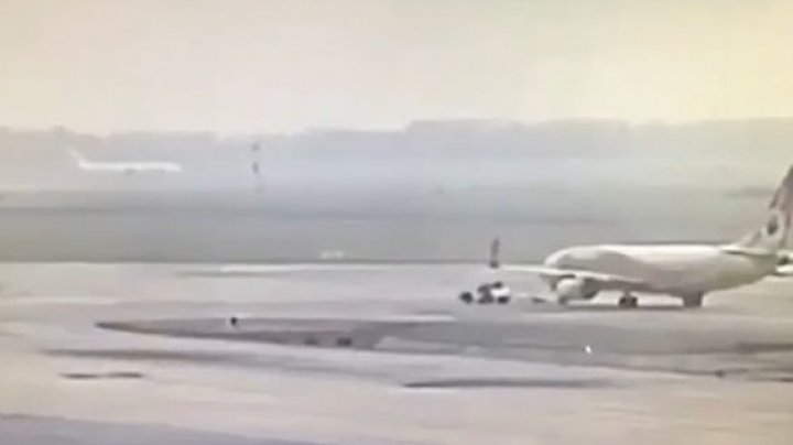 Un Boeing a strivit o mașină de tractare pe aeroport (VIDEO)