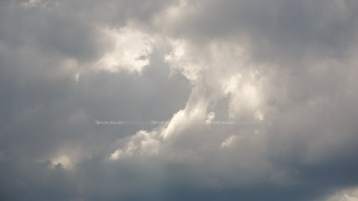 FENOMEN METEO SPECTACULOS, în apropiere de Moldova. Oamenii, SPERIAŢI de ce au văzut pe cer (FOTO)