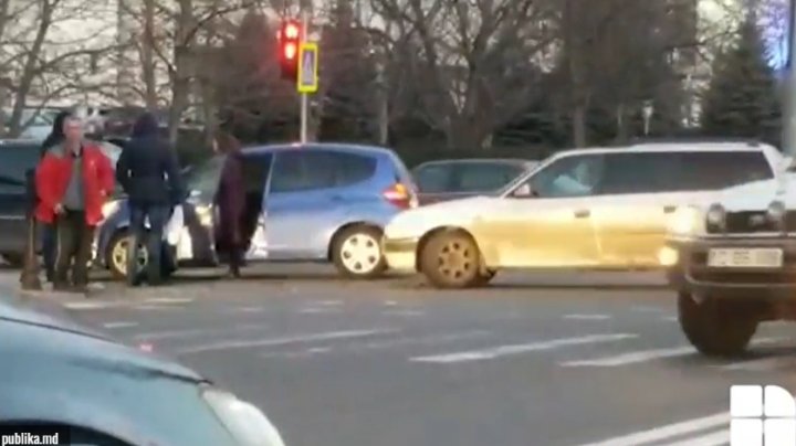 ACCIDENT lângă clădirea SIS. Două echipaje ale poliţiei, la faţa locului (VIDEO/FOTO)