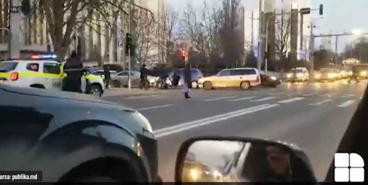 ACCIDENT lângă clădirea SIS. Două echipaje ale poliţiei, la faţa locului (VIDEO/FOTO)