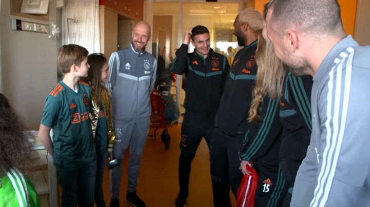 Ajax Amsterdam a organizat o nouă acţiune de caritate. Membrii clubului de fotbal au vizitat un spital de copii