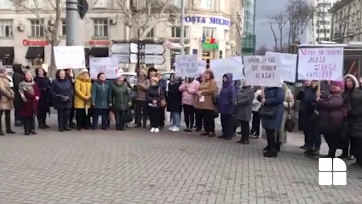 PROTEST în faţa Primăriei Capitalei. Zeci de angajaţi ai ÎM "Moldpresa", nemulţumiţi că ar putea rămâne fără locuri de muncă 