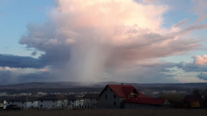 FENOMEN METEO SPECTACULOS, în apropiere de Moldova. Oamenii, SPERIAŢI de ce au văzut pe cer (FOTO)