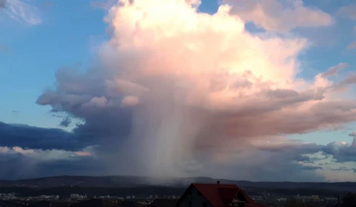 FENOMEN METEO SPECTACULOS, în apropiere de Moldova. Oamenii, SPERIAŢI de ce au văzut pe cer (FOTO)