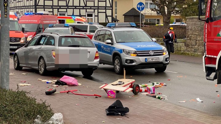 CLIPE DE GROAZĂ. O mașină a intrat în mulțime în timpul unui carnaval din Germania. Sunt RĂNIŢI 