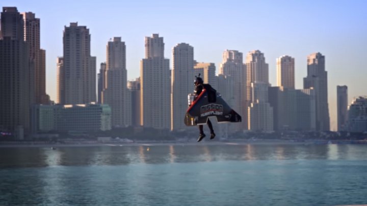 Prinţul moştenitor al Dubaiului a prezentat primul zbor uman autonom al unui jetman (VIDEO)