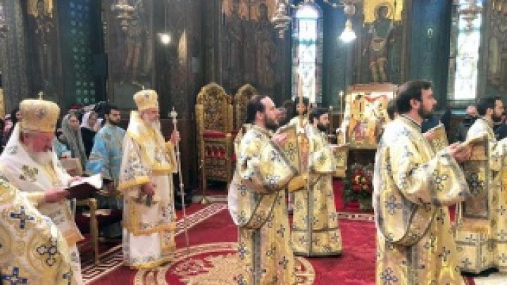 Patriarhia Română recomandă evitarea sărutării icoanelor din biserică, în contextul coronavirusului