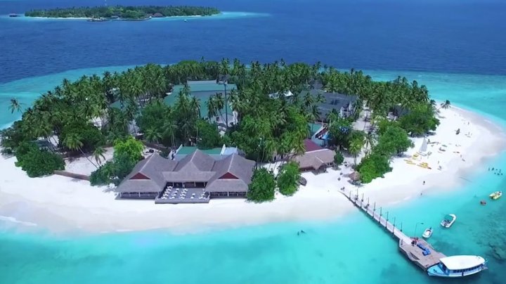 Turistă arestată pentru că se plimba pe stradă în constum de baie