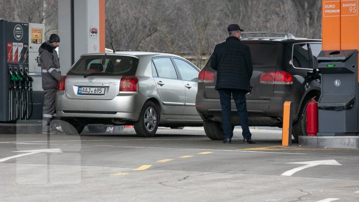 Consiliul Concurenţei: Petroliştii afişează imediat preţuri noi când cotaţiile internaţionale cresc şi nu se grăbesc să le schimbe când acestea scad