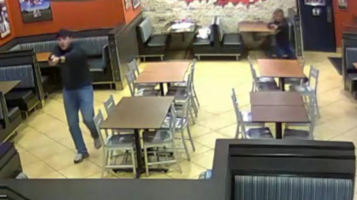 Hoţ ghinionist. A vrut să jefuiască un fast-food unde singurii clienți erau doi polițiști, soț și soție. Ce a urmat (VIDEO)