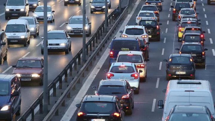 Marea Britanie va interzice mașinile cu motoare pe benzină și motorină mai devreme decât se preconiza anterior