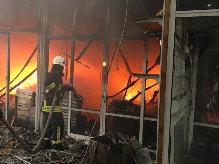 Incendiu puternic în Azerbaidjan. Un centru comercial din Baku, cuprins de flăcări (FOTO/VIDEO)