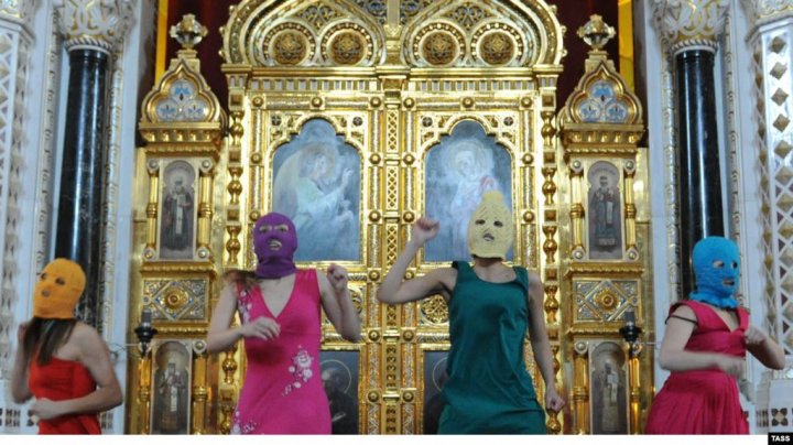 Poliția rusă a oprit cu forța filmarea unui nou video Pussy Riot la Sankt Petersburg