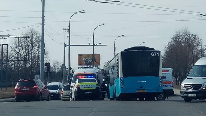 ACCIDENT GRAV în Capitală. Un autobuz de linie, la un pas SĂ RĂSTOARNE o ambualnţă. Poliţia, la faţa locului (VIDEO)