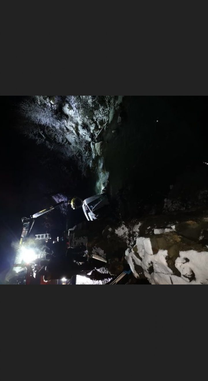 Un microbuz cu pasageri, care pleca spre Anglia, s-a RĂSTURNAT în judeţul Neamţ, România (FOTO)