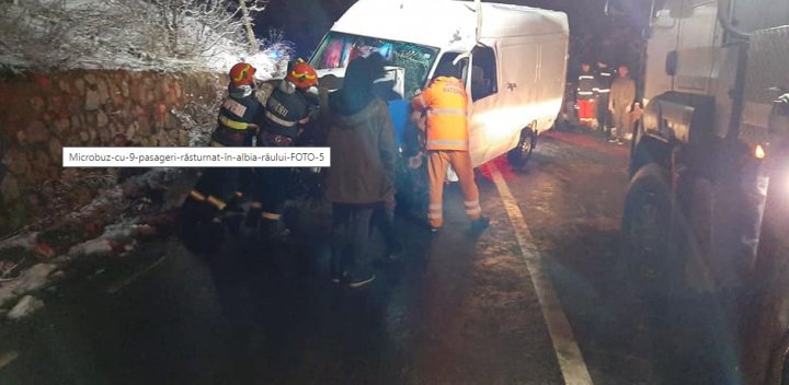 Un microbuz cu pasageri, care pleca spre Anglia, s-a RĂSTURNAT în judeţul Neamţ, România (FOTO)